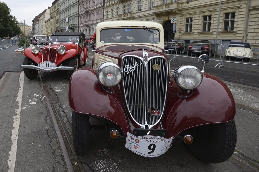 Téměř stovka veteránů vyrazila z Prahy na retro jízdu do Bratislavy a zpět.