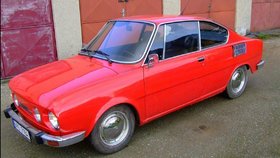 Veterán je fuč: Červená Škoda 110 R je nepojízdná, ale krásná, zloděje hledá policie
