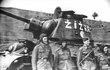 Čs. vojáci u tanku T-34 s nápisem Žižka.
