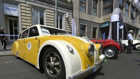 V centru Prahy se sjely luxusní staré automobily.