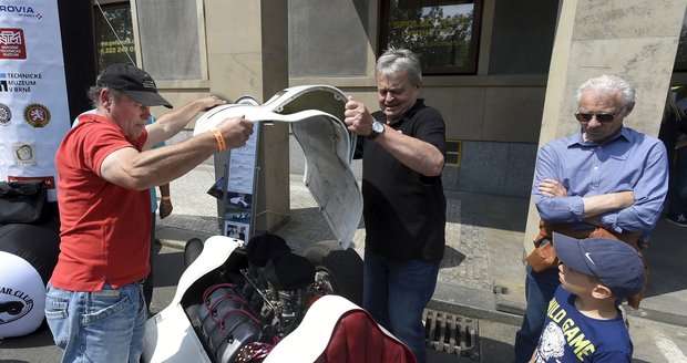 V centru Prahy se sjely luxusní staré automobily.