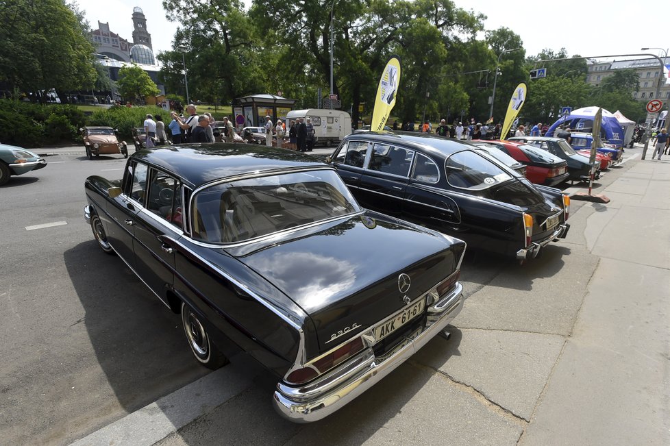 V centru Prahy se sjely luxusní staré automobily.