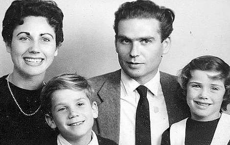 S manželkou Dorothy a dětmi Helenou a Stephenem.