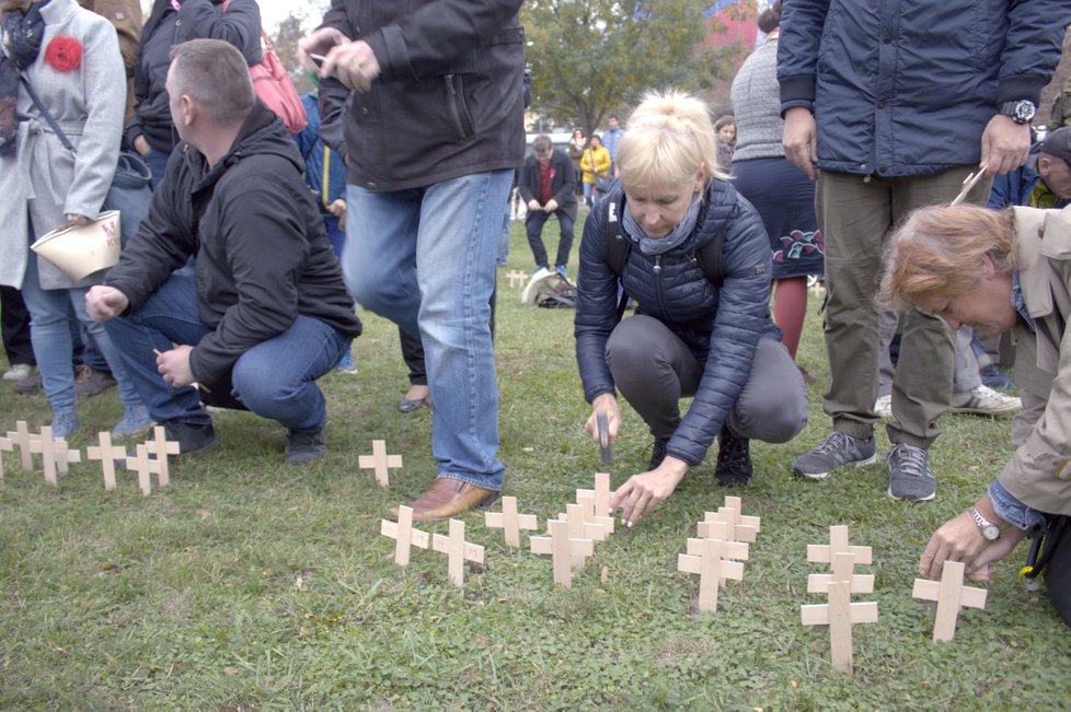 Brňané vzdali hold zasloužilým vojákům a zatloukli do země na Moravském náměstí tisíc dřevěných křížů.