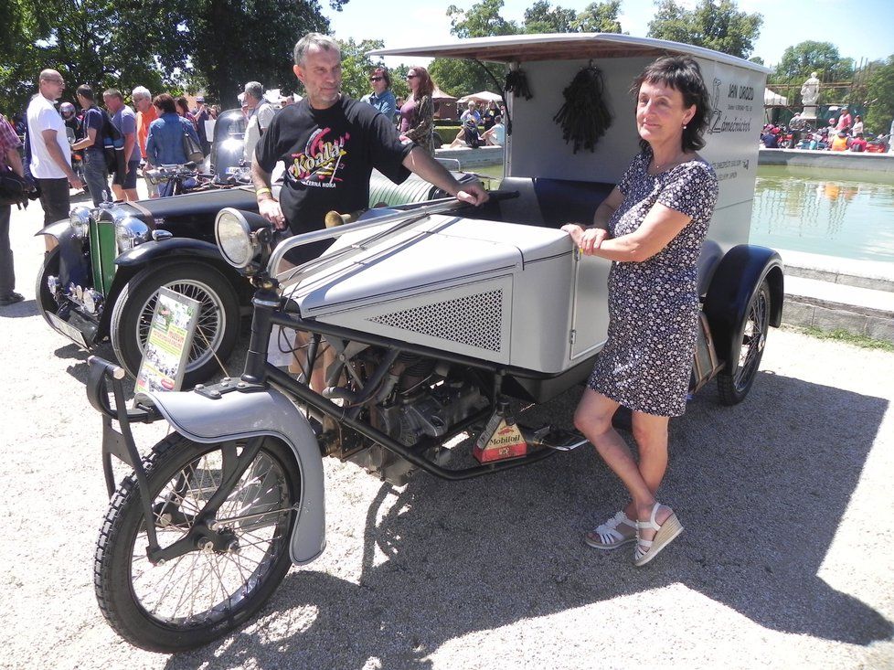 Dopravní tříkolka z roku 1921 vyráběná firmou Jaroslav Šibrava. Pózuje u ní majitel Jan Drozd s manželkou.