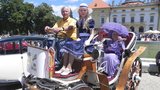 Pastva pro oči nadšenců: Tisícovka automobilových veteránů zaplnila zámecký park ve Slavkově 