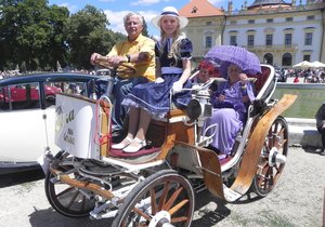 Pavel Kantonín u volantu repliky elektromobilu Dora z roku 1906.