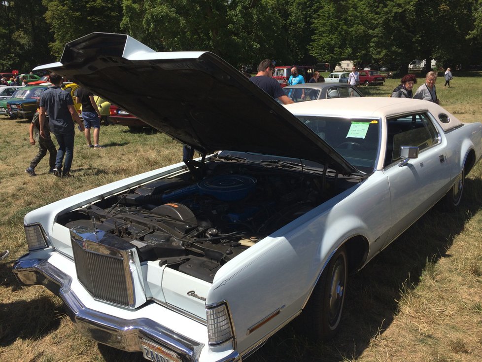 Na srazu nechyběl ani koráb silnic Lincoln Continental z roku 1973.