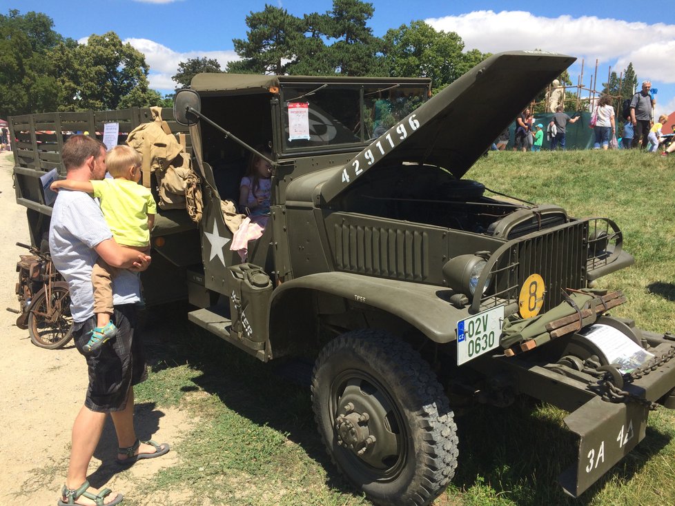 Americký válečný náklaďák GMC CCKW 353 B2 s nádrží na 150 litrů benzinu. Automobil byl do služby zařazen v roce 1941.