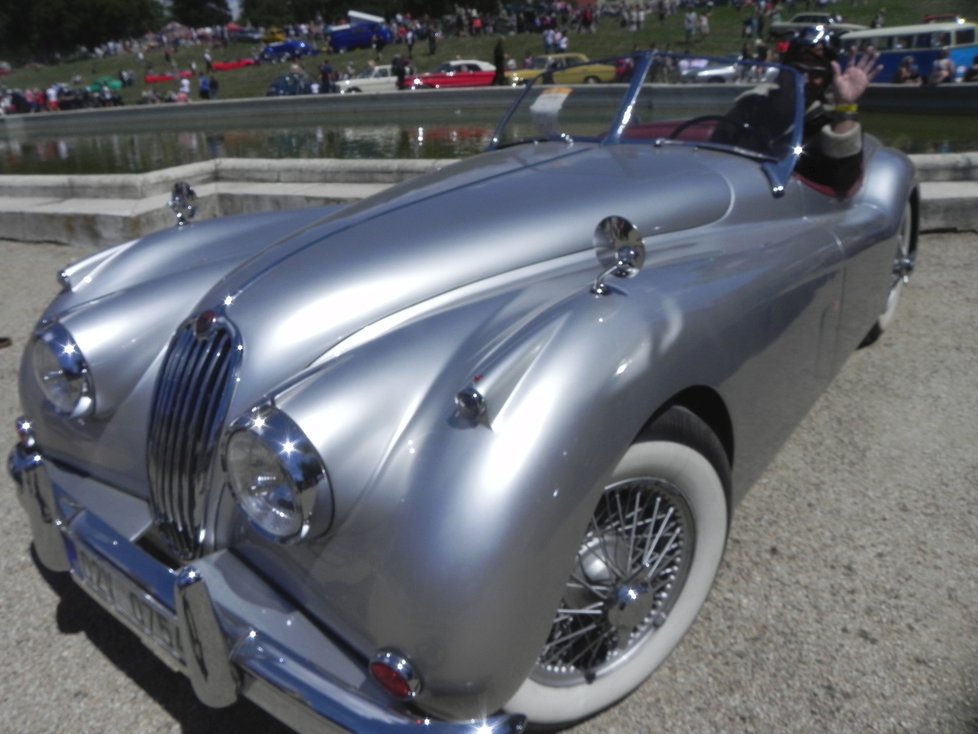 Nablýskaný Jaguar XK 140 z roku 1956 patří Pavlovi z Brna.