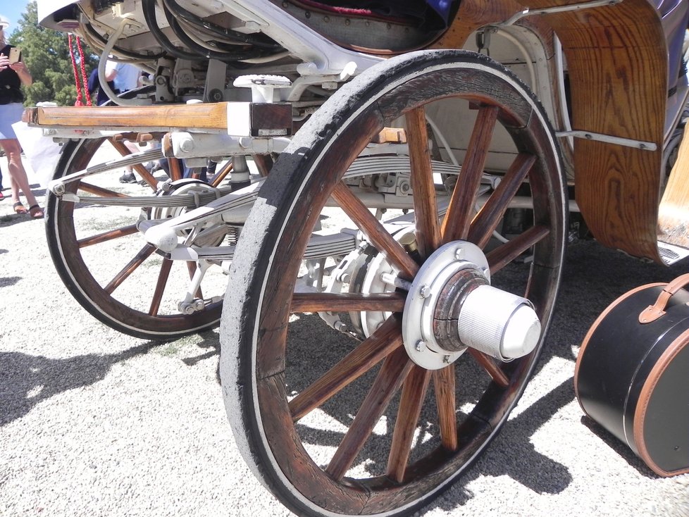 Replika elektromobilu Dora z roku 1906. Loukoťová a ocelová kola s pogumovanou obručí.