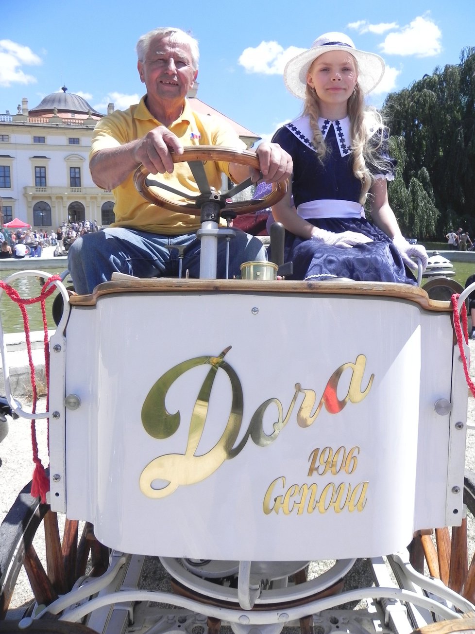 Pavel Kantonín u volantu repliky elektromobilu Dora z roku 1906.