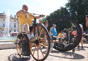 Antonín Pavelka z Napajedel (77) na Ropelu, replice nejstaršího dosud známého motocyklu z roku 1869.