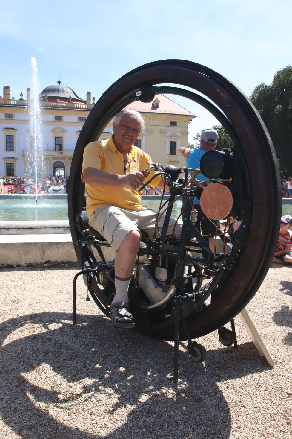 Antonín Pavelka z Napajedel (77) na replice jednokolového motocyklu z roku 1894.