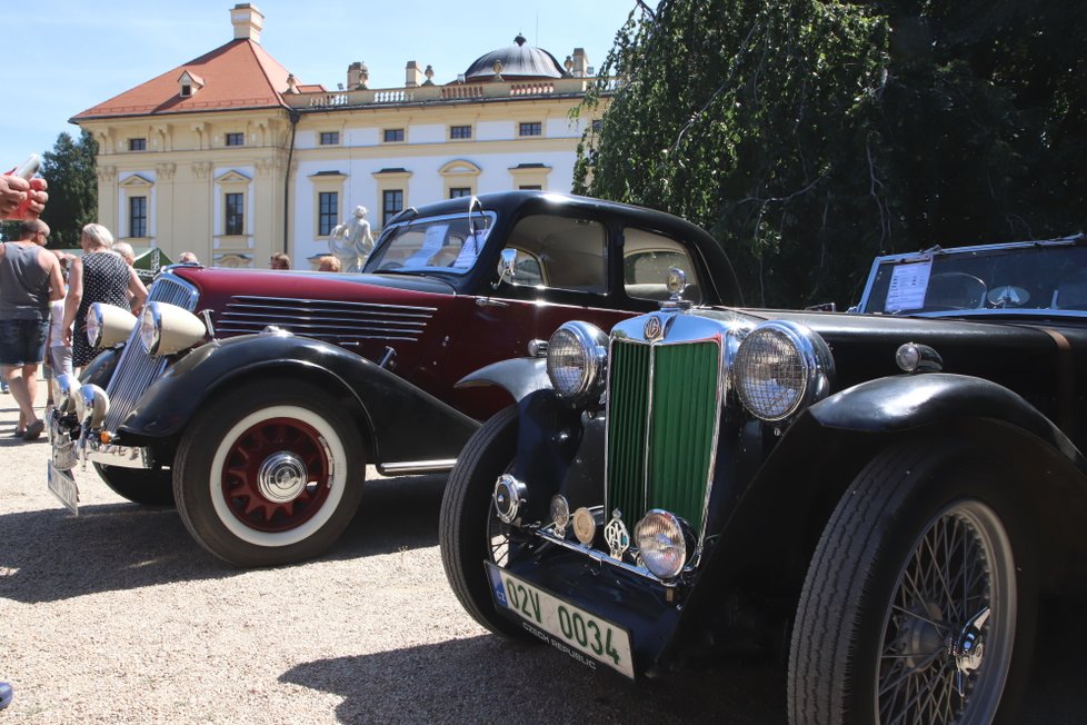 Zprava: MG TC z roku 1939, za ním stojí Reanult Celtaquatre z roku 1936.