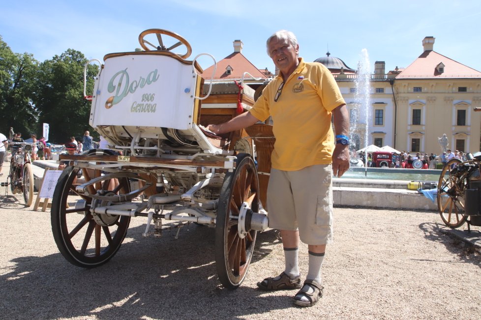 Antonín Pavelka z Napajedel (77) přivezl na Veteranfest do Slavkova hned několik unikátů. Stojí u elektromobilu Dora z roku 1906. Na jedno nabití dokázaly baterie kočáru ujet 80 - 100 km.