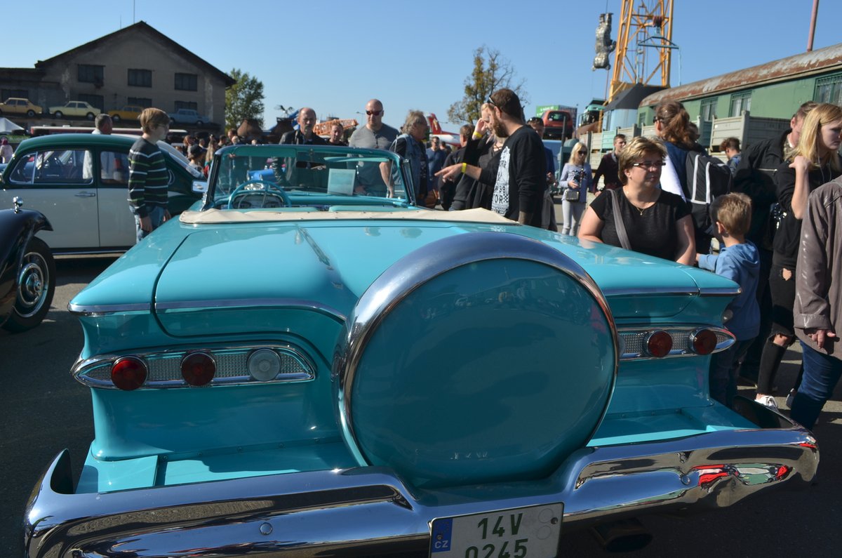 Edsel Corsair, 1959 Ve své době nejdelší vůz USA. Měří 5,35 m, motor má osm válců o obsah 5,4 litru. Jde o automat.