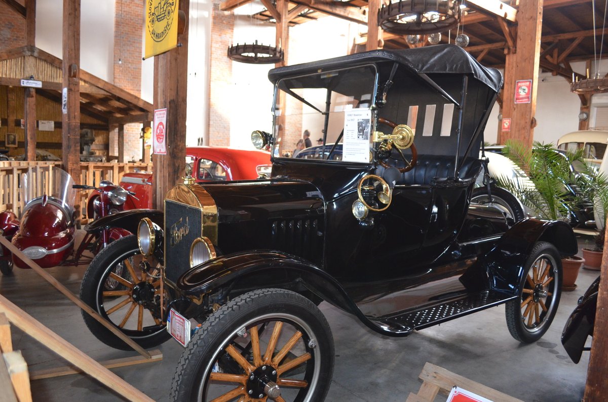 Ford T Radster, 1917 Vůbec nejstarší vůz, který mohli návštěvníci vidět v tamním muzeu. Přezdívá se mu plechová Líza. Má čtyřválcový motor o objemu 2,9 litrů o výkonu 20 koní. Maximální rychlost je 72  km/h.