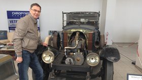 František Kudela před Renaultem 40 CV typ JP. Auto jezdí i bez větších zásahů i po téměř 100 letech od svého vyrobení.