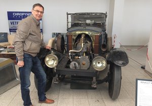 František Kudela před Renaultem 40 CV typ JP. Auto jezdí i bez větších zásahů i po téměř 100 letech od svého vyrobení.