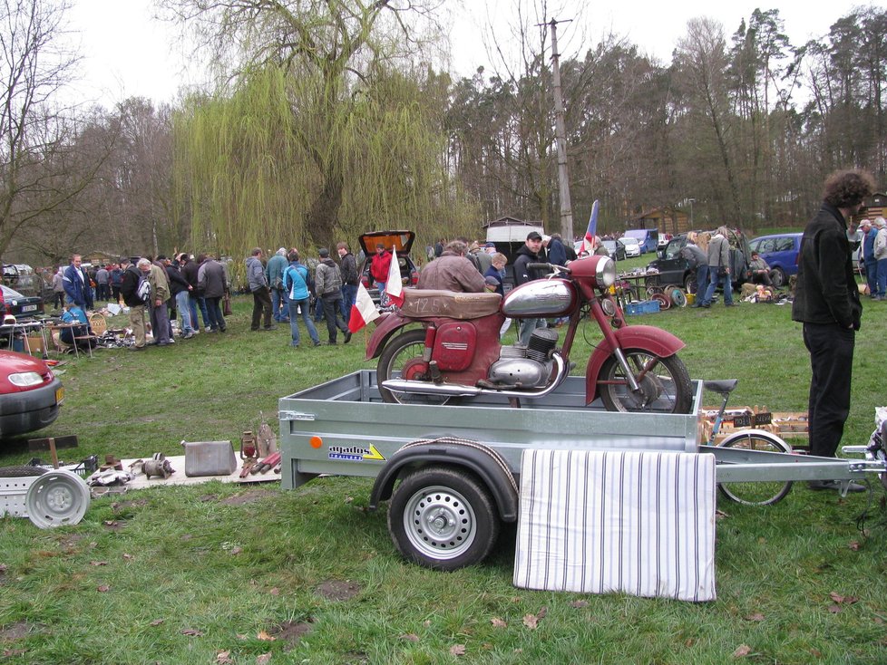 Na burze koupíte i celou pojízdnou motorku jako základ k renovaci. Ceny obvykle bývají mírné, navíc lze smlouvat.