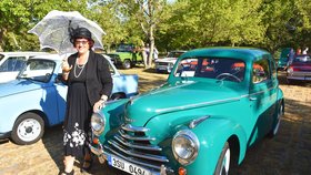 Jiřina Zoubková u automobilu Škoda 1001 Tudor, typ 938 z roku 1947