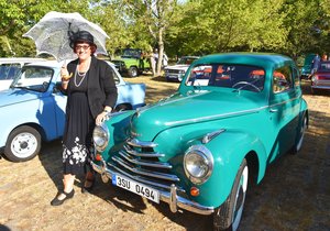 Jiřina Zoubková u automobilu Škoda 1001 Tudor, typ 938 z roku 1947