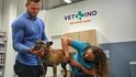 Mistr světa a olympijský vítěz v judu Lukáš Krpálek zahájil provoz prvního veterinárního koutku v síti Pet Center v Brně se svou fenkou francouzského buldočka Olivou.
