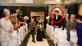 Nezvaný host musel obřad nenápadně "přetrpět."