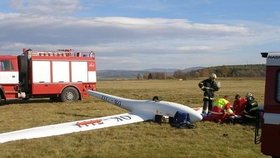 Adrenalinové přistání větroně: Pilot se při něm zranil!