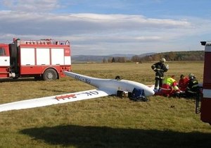 Pilot zůstal po dopadu na zem ve větroni zaklíněný