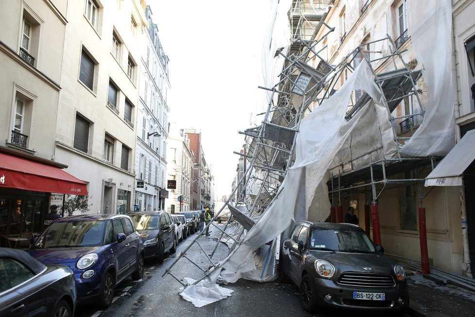 Větrná bouře zasáhla Francii.