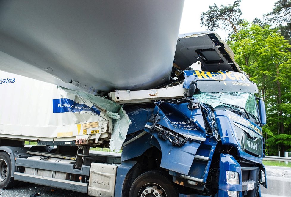 Při nehodě na německé dálnici se z kamionu uvolnil list vrtule větrné elektrárny a skončil v kabině druhého náklaďáku.