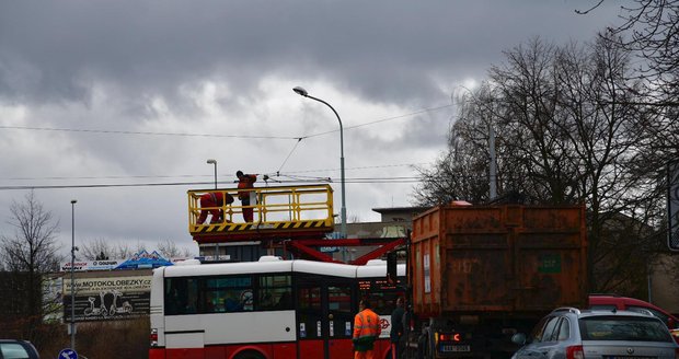 Vůz na Větrníku 11. února 2019 zavadil o trolej.