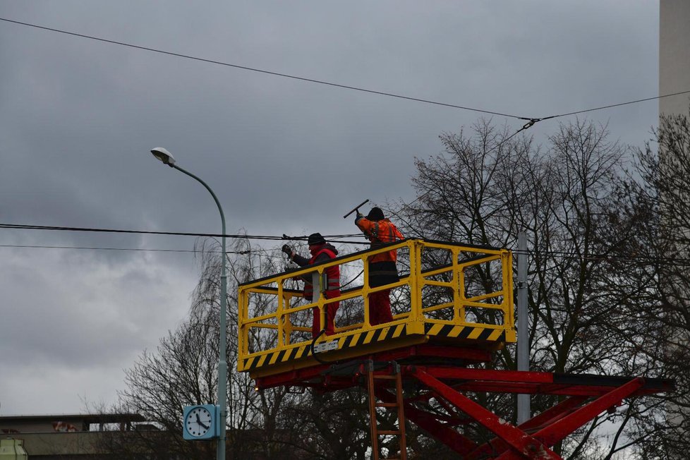 Vůz na Větrníku 11. února 2019 zavadil o trolej.