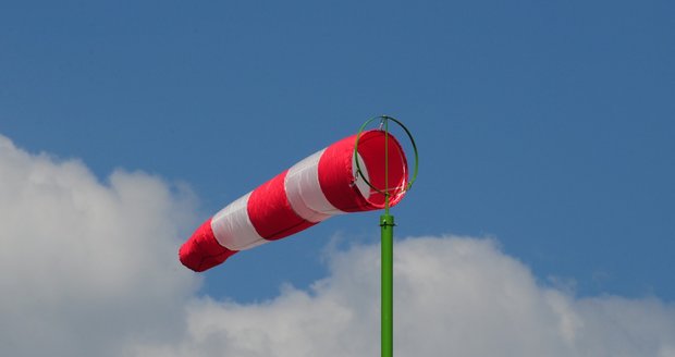 Čtvrtek 1. října přinese do Česka neobvykle teplé počasí s maximy mezi 20 až 25 °C, přičemž obloha bude zpočátku jasno až polojasno. Odpoledne však začne od západu částečně přibývat oblačnosti a na severu Čech i v oblasti Českomoravské vrchoviny potrápí obyvatele mírný jihovýchodní vítr. Ve Frýdlantském výběžku mohou zpočátku nárazy větru dosáhnout až 70 km/h. Čtvrtek 1. října přinese do Česka neobvykle teplé počasí s maximy mezi 20 až 25 °C, přičemž obloha bude zpočátku jasno až polojasno. Odpoledne však začne od západu částečně přibývat oblačnosti a na severu Čech i v oblasti Českomoravské vrchoviny potrápí obyvatele mírný jihovýchodní vítr. Ve Frýdlantském výběžku mohou zpočátku nárazy větru dosáhnout až 70 km/h.
