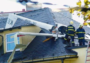 Větroň jedenasedmdesátiletého pilota skončil po kolizi s komínem na střeše budovy jesenického koupaliště