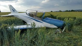 Nehodu motorového větroně oba cestující přežili.