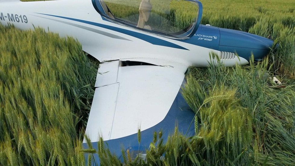Nehodu motorového větroně oba cestující přežili.
