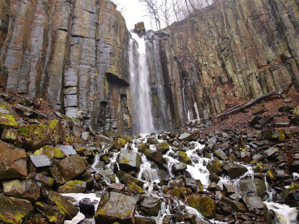 K Vaňkovskému vodopádu vedou turistické stezky.