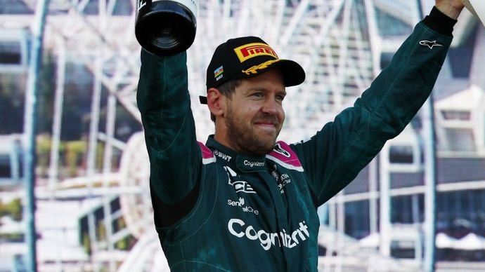 Sebastian Vettel slaví úspěch z Baku. Těsně po něm se pustil do kolegů z formule 1.