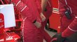 Vettelova kombineza poničená od hasicího přístroje