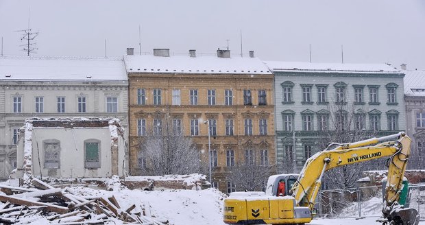 Bourací práce na vojenských skladech z dob Rakouska-Uherska mezi ulicemi Veveří a Kounicova v Brně. Za tři roky se tu začne stavět polyfunkční objekt podle návrhu architektky Evy Jiřičné.