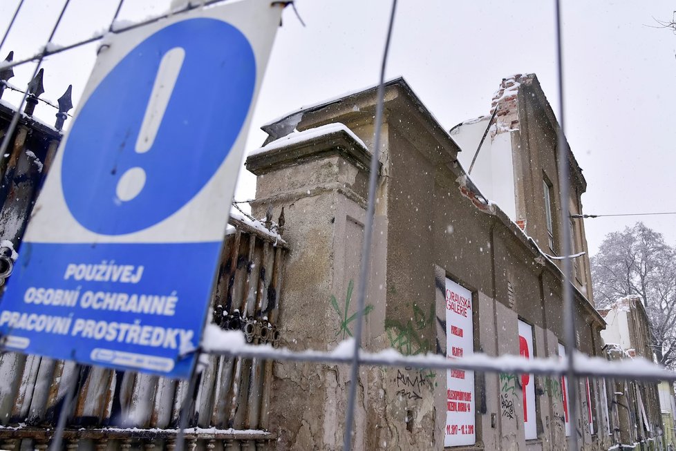 Bourací práce na vojenských skladech z dob Rakouska-Uherska mezi ulicemi Veveří a Kounicova v Brně. Za tři roky se tu začne stavět polyfunkční objekt podle návrhu architektky Evy Jiřičné.