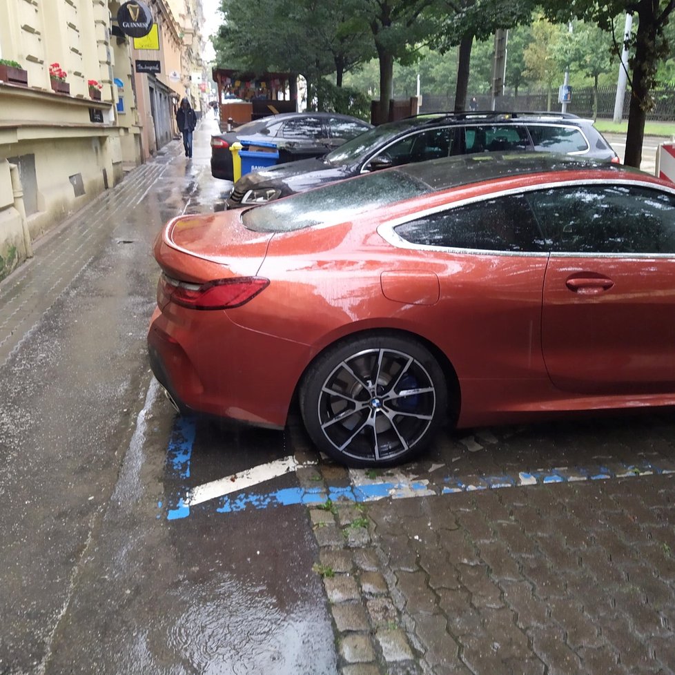 Po rekonstrukci bulváru Veveří v Brně zůstal chodcům sotva metrový chodníček. Za to auta mají vyhrazenou čtyřmetrovou modrou parkovací zónu.