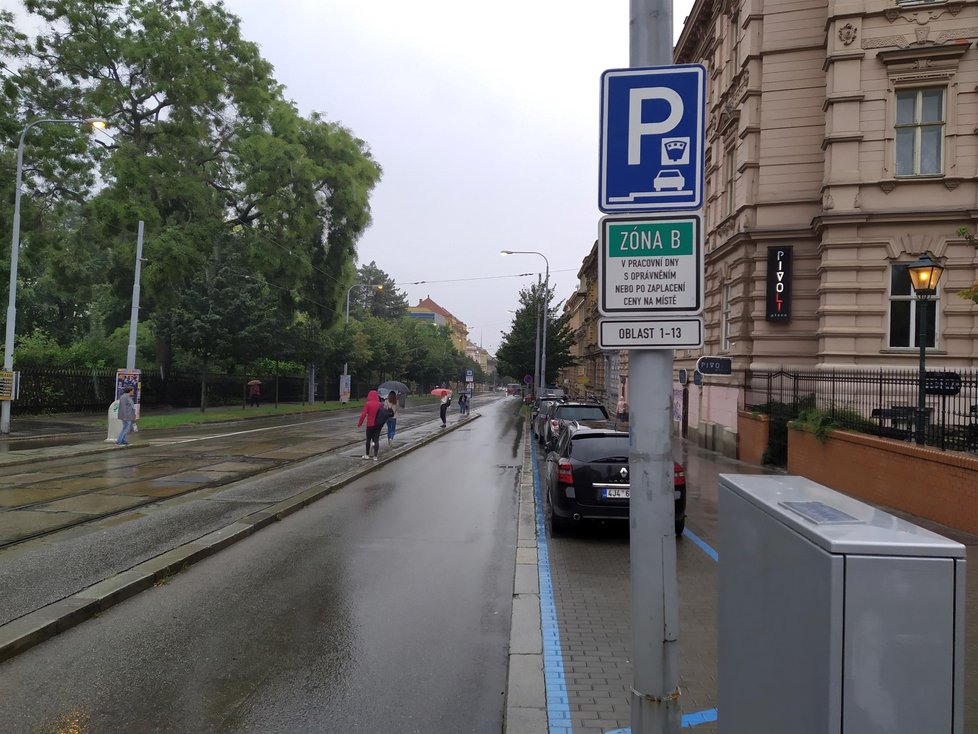 Po rekonstrukci bulváru Veveří v Brně zůstal chodcům sotva metrový chodníček. Za to auta mají vyhrazenou čtyřmetrovou modrou parkovací zónu.