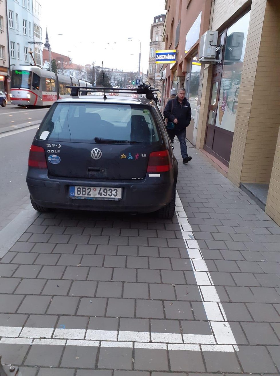 Chodníky v centru Brna se proměnily v obří parkoviště. Takto stojí auta v ulici Milady Horákové.