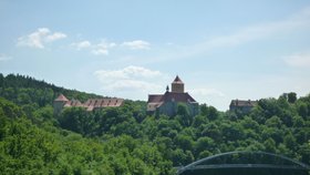 Brněnská přehrada a nad ní tyčící se hrad Veveří