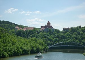 Brněnská přehrada a nad ní tyčící se hrad Veveří