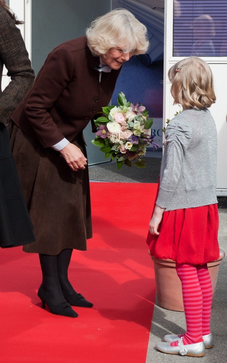 Dánské děvčátko odevzdává druhé ženě prince Charlese květině